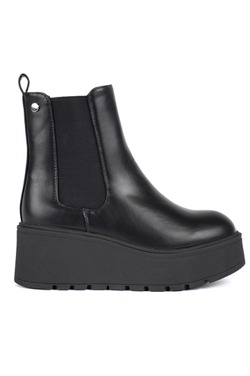 schZuarze Farbe Frauen Schuhe auf einem Keil