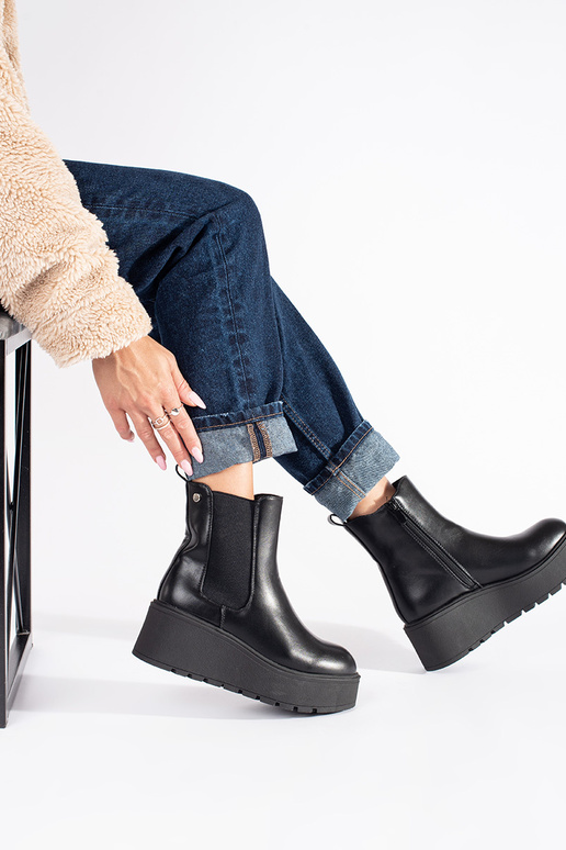 schZuarze Farbe Frauen Schuhe auf einem Keil