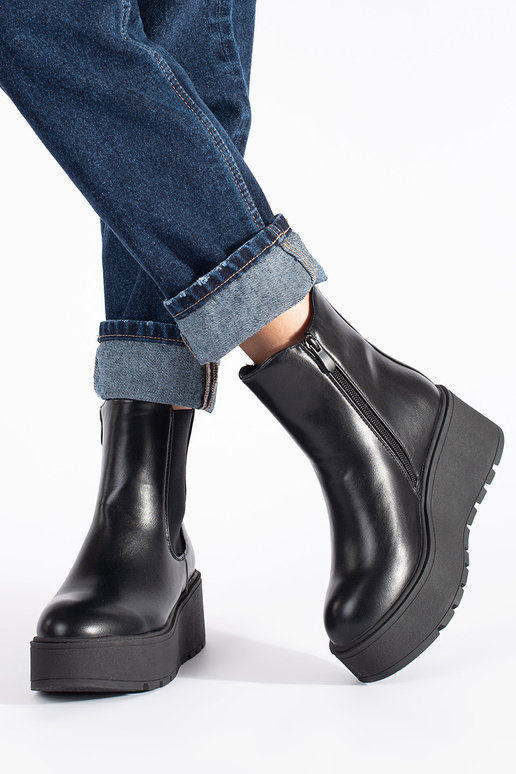 schZuarze Farbe Frauen Schuhe auf einem Keil