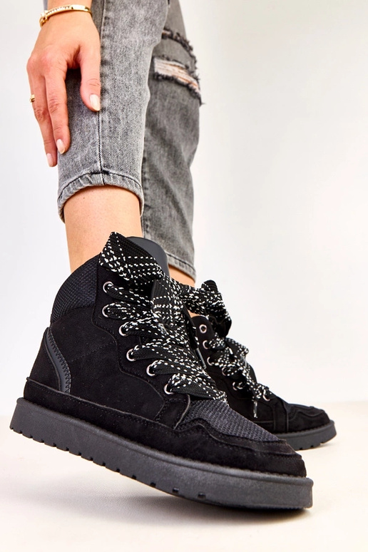 Schwarze hohe Sportschuhe mit dicken... Schwarze hohe Sportschuhe mit dicken...