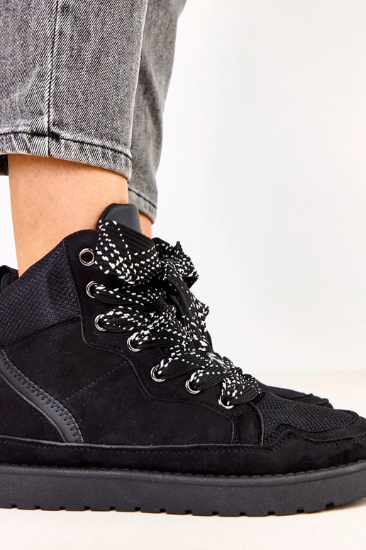 Schwarze hohe Sportschuhe mit dicken... Schwarze hohe Sportschuhe mit dicken...