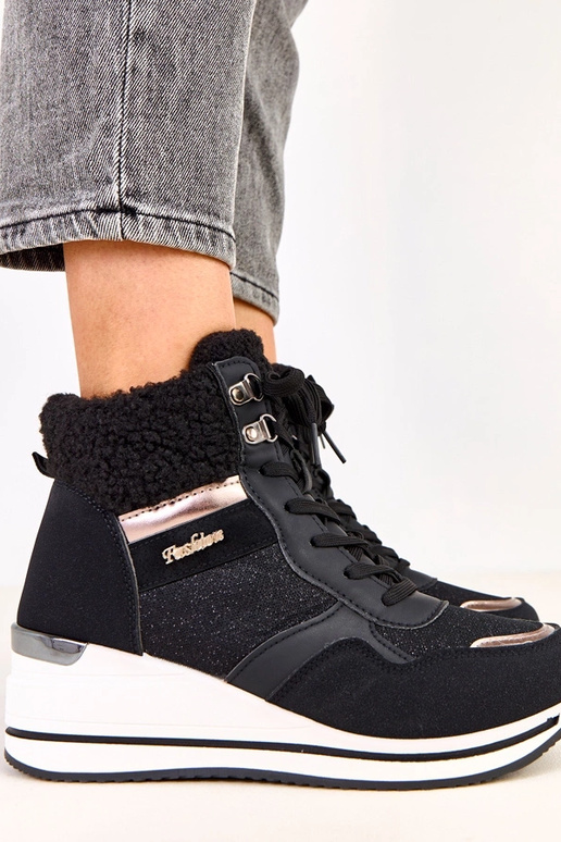 Schwarze hohe warme Sneakers mit...