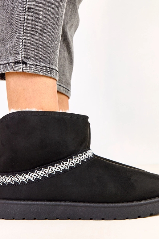 Schwarze niedrige Schneestiefel aus... Schwarze niedrige Schneestiefel aus...