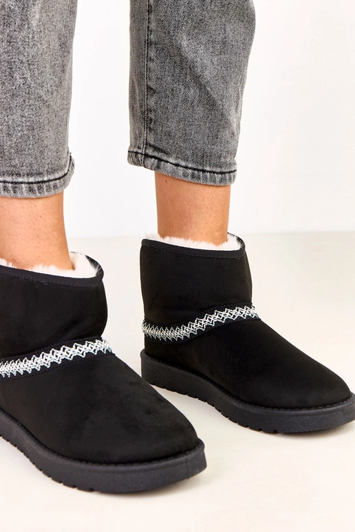 Schwarze niedrige Schneestiefel aus... Schwarze niedrige Schneestiefel aus...