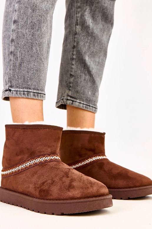 Braune niedrige Schneestiefel aus... Braune niedrige Schneestiefel aus...