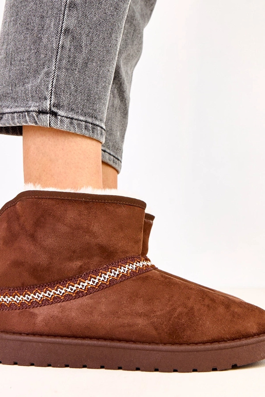 Braune niedrige Schneestiefel aus... Braune niedrige Schneestiefel aus...