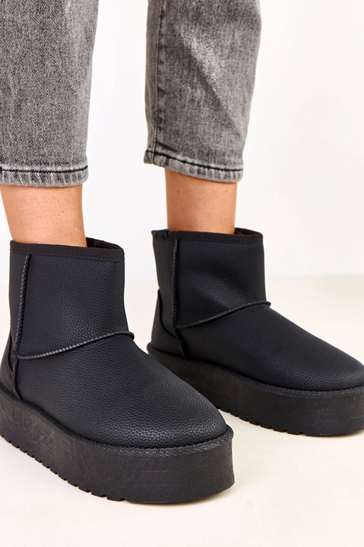 Schwarze niedrige Schneestiefel mit... Schwarze niedrige Schneestiefel mit...