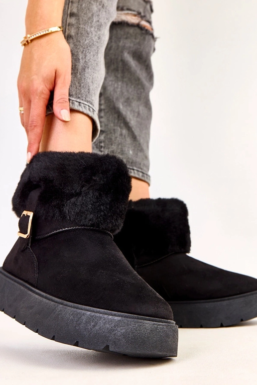 Schwarze Schneestiefel mit... Schwarze Schneestiefel mit...