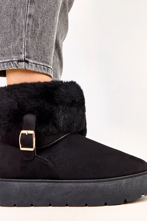 Schwarze Schneestiefel mit... Schwarze Schneestiefel mit...
