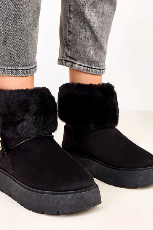 Schwarze Schneestiefel mit... Schwarze Schneestiefel mit...
