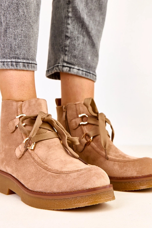 Beige warme Stiefel mit dekorativen... Beige warme Stiefel mit dekorativen...