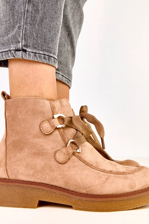 Beige warme Stiefel mit dekorativen... Beige warme Stiefel mit dekorativen...