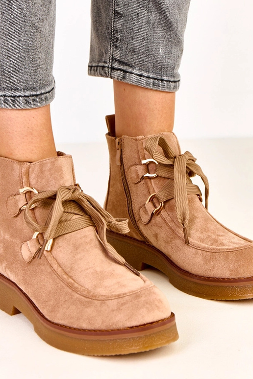 Beige warme Stiefel mit dekorativen... Beige warme Stiefel mit dekorativen...