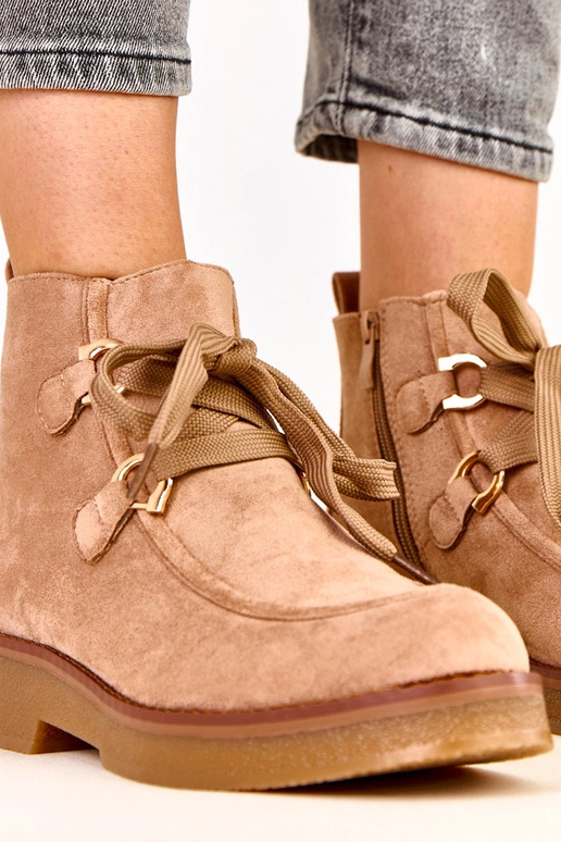 Beige warme Stiefel mit dekorativen... Beige warme Stiefel mit dekorativen...
