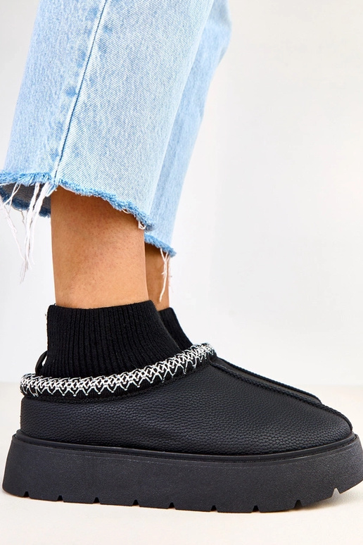 Schwarze Schneestiefel mit Sockenform... Schwarze Schneestiefel mit Sockenform...