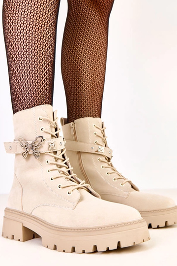 Sandfarbene Stiefel mit Schmetterling auf Dekoband Lelita
