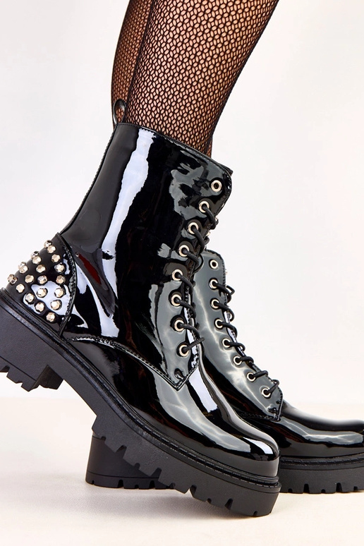 Schwarze lackierte Stiefel mit...