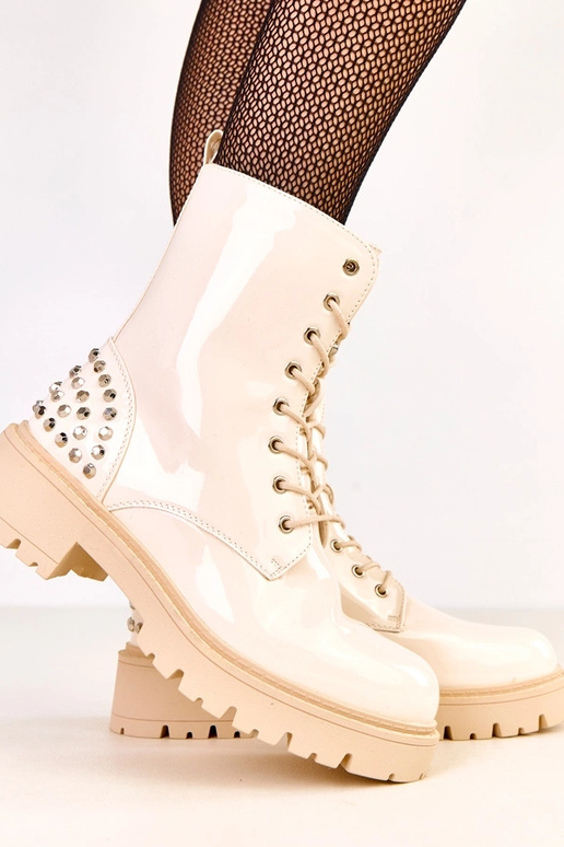 Sandfarbene lackierte Stiefel mit...