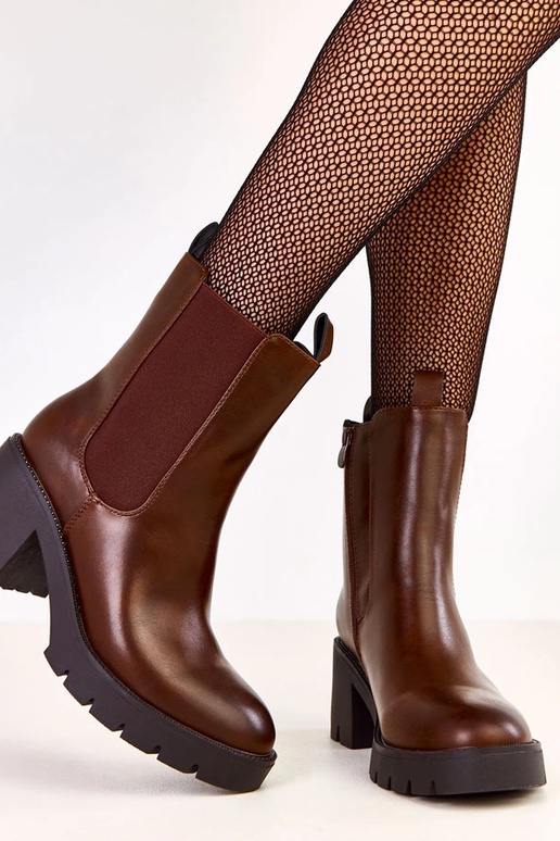 Braune Stiefeletten auf Absatz mit...