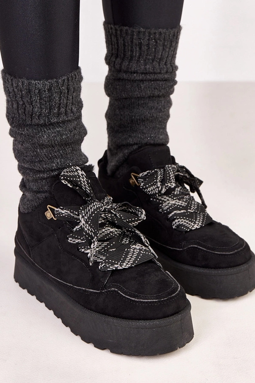 Schwarze warme Sportschuhe mit dicken...