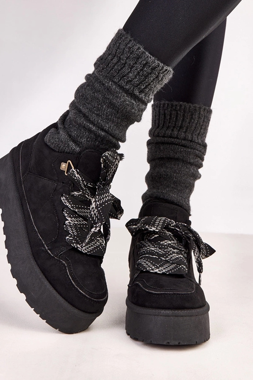 Schwarze warme Sportschuhe mit dicken...