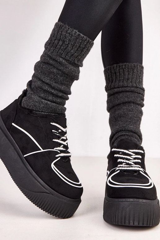 Schwarze warme Sportschuhe auf...