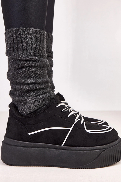 Schwarze warme Sportschuhe auf...