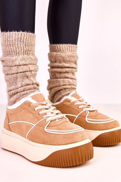 Braune warme Sportschuhe auf...