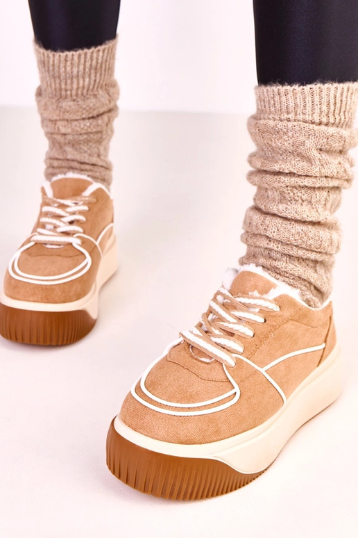 Braune warme Sportschuhe auf...