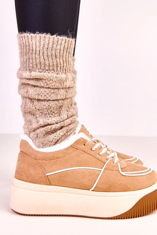 Braune warme Sportschuhe auf...