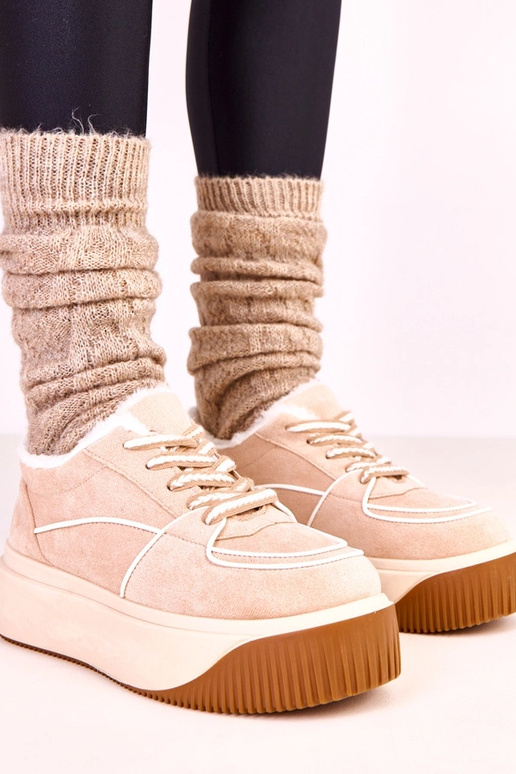 Sandfarbene warme Sportschuhe auf...