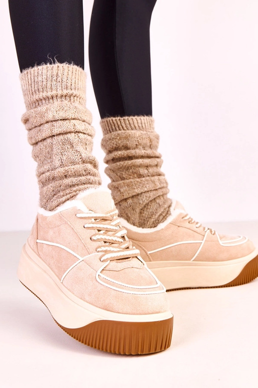 Sandfarbene warme Sportschuhe auf...