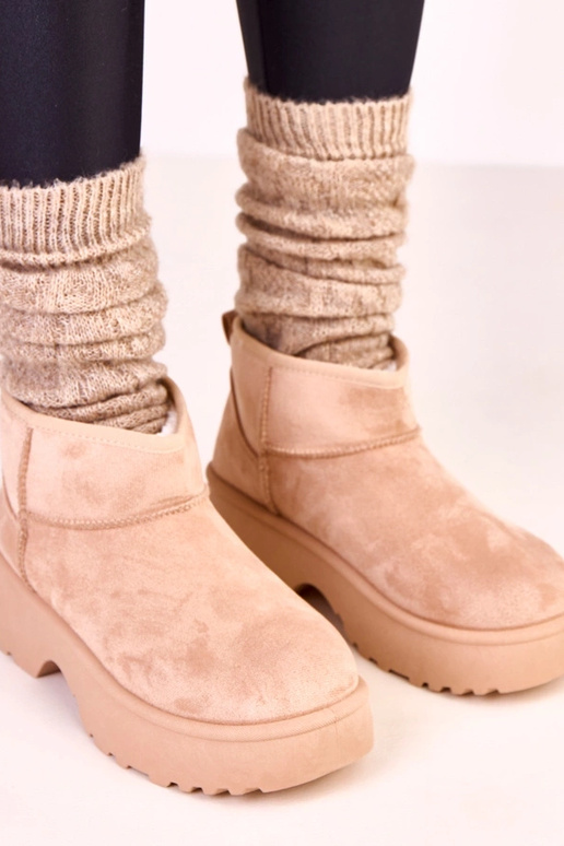Sandfarben niedrige Schneestiefel aus... Sandfarben niedrige Schneestiefel aus...