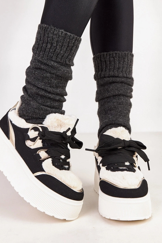 Schwarze warme Sneaker auf Plattform...