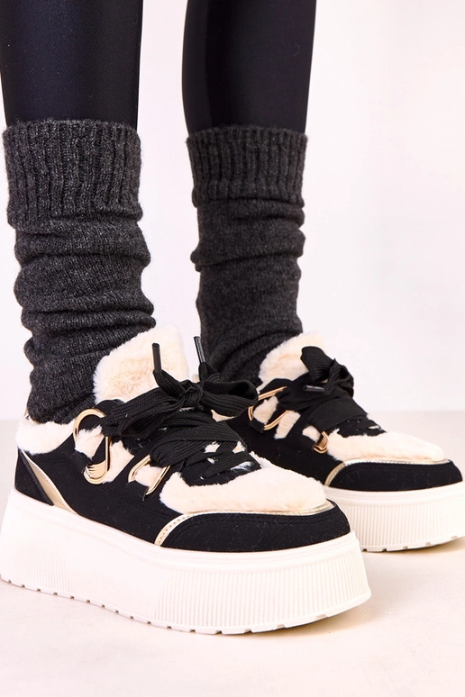 Schwarze warme Sneaker auf Plattform...