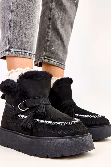 Schwarze Schneestiefel auf...