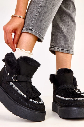 Schwarze Schneestiefel auf... 2