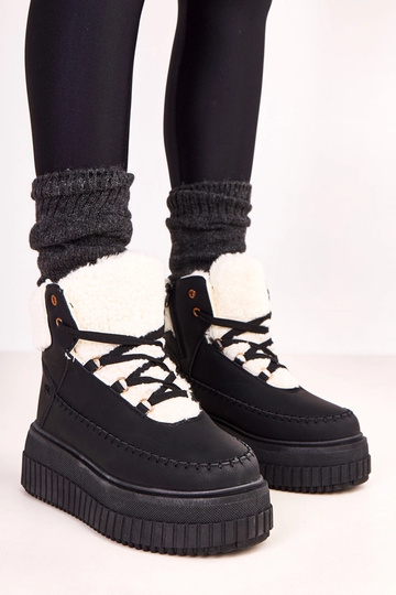 Schwarze warme Sportschuhe...