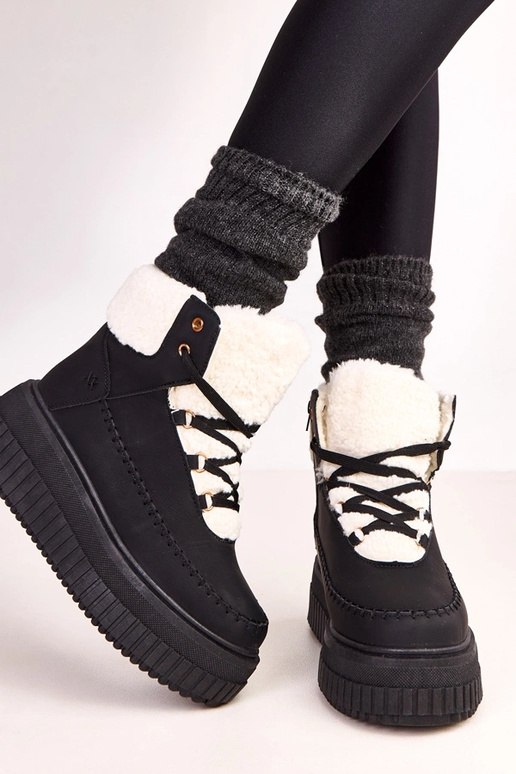 Schwarze warme Sportschuhe auf...