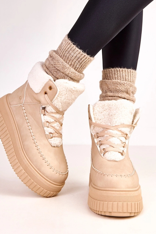 Braune warme Sportschuhe auf...