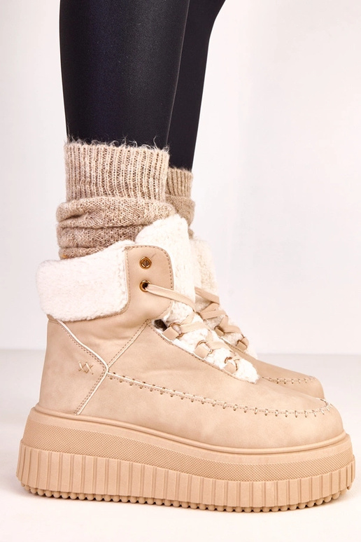 Braune warme Sportschuhe auf...