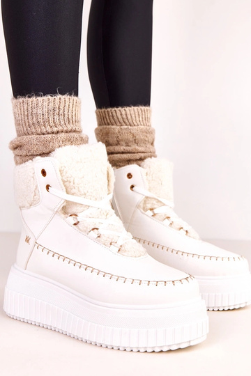 Weiße warme Sportschuhe auf...