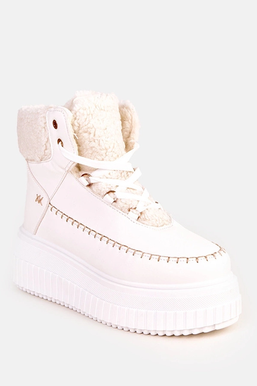 Weiße warme Sportschuhe auf Plattform...