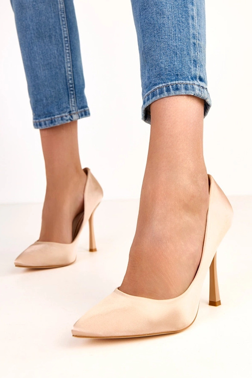 Sandfarbene Pumps mit satinierter... Sandfarbene Pumps mit satinierter...