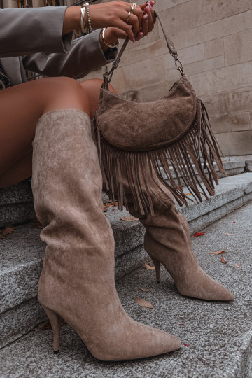 Damen Stiefel im Slipper-Stil mit dünnen Absätzen aus Kunstvelours in Sandfarbe Noretta
