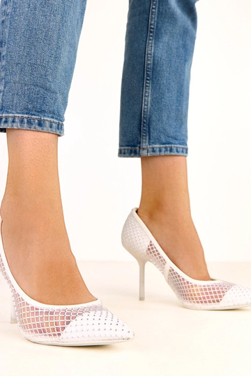 Weiße Netz-Pumps dekoriert...