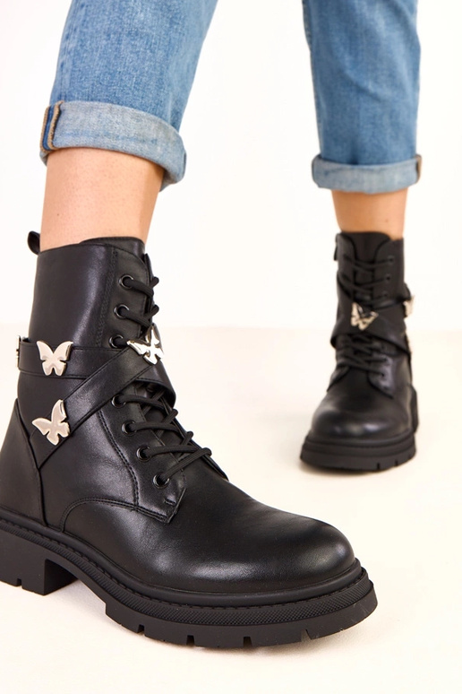 Schwarze Stiefeletten mit... Schwarze Stiefeletten mit...