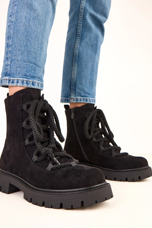 Schwarze Stiefeletten mit dekorativem... Schwarze Stiefeletten mit dekorativem...