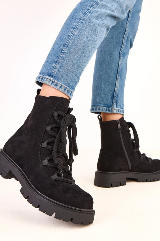 Schwarze Stiefeletten mit dekorativem... Schwarze Stiefeletten mit dekorativem...