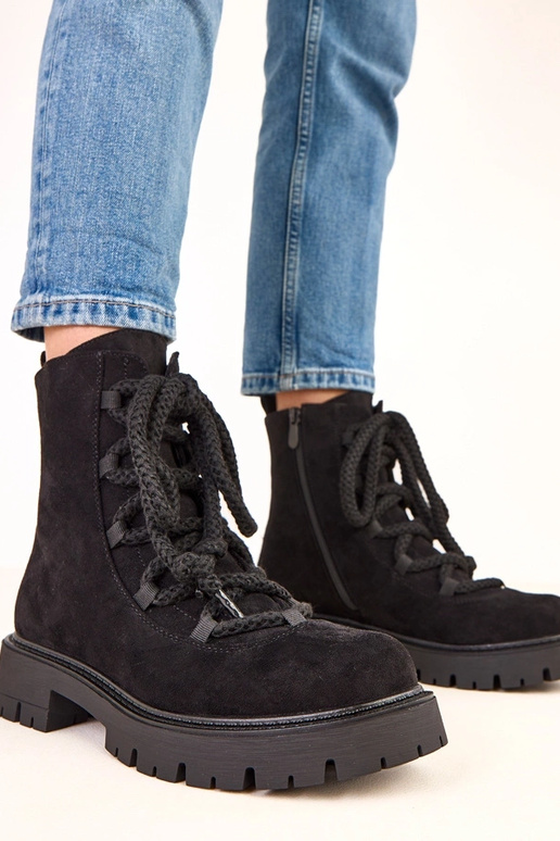 Schwarze Stiefeletten mit dekorativem... Schwarze Stiefeletten mit dekorativem...